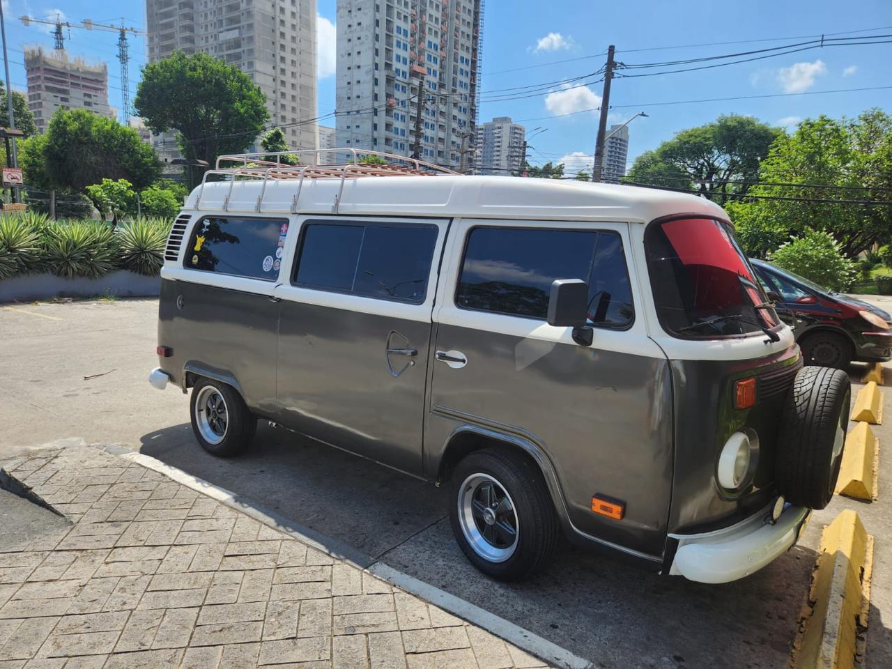 Kombi LocaHomes no camping à noite